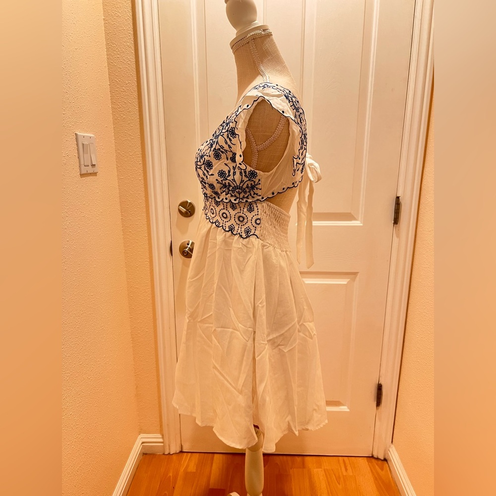 NWT WOMENS Size M WHITE WHIT EMBROIDERY IN BLUE SLEEVELESS SUMMER DRESS - Picture 3 of 9